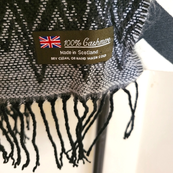 Cashmere Scotland Blue Black zig zag woven scarf - Picture 3 of 4